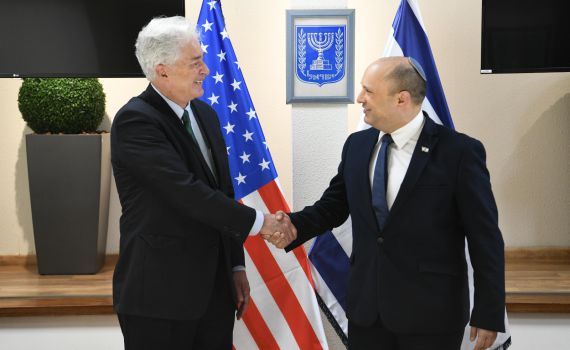 לוחץ ידיים ובלי מסיכה: בנט נפגש עם ראש ה-CIA