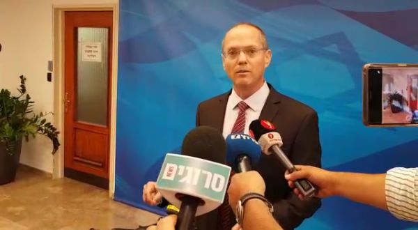 פינוי חאן אל אחמר? "הנושא בסמכות של גנץ ובנט"