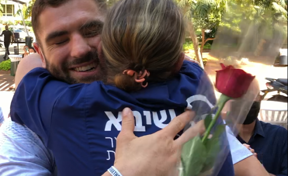 מרגש: פיטר פלצ'יק העניק את המדליה לאימו. צפו: