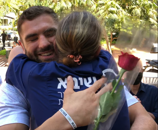 מרגש: פיטר פלצ'יק העניק את המדליה לאימו. צפו: