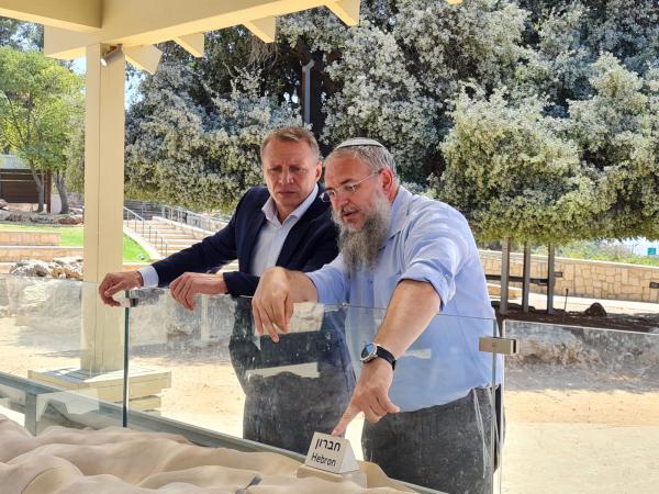 שר התיירות בגוש עציון: 'פנינה תיירותית של ישראל'