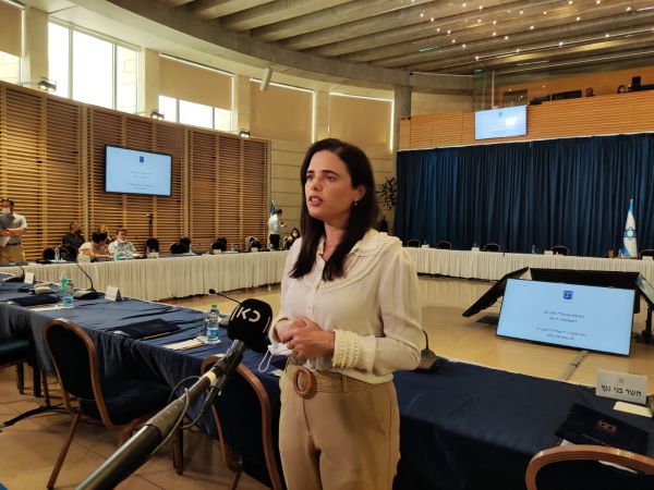 שקד: "נאשר תקציב למנייני חצרות בימים הנוראים"