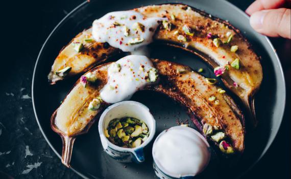 בננה אפויה עם יוגורט ופיסטוקים ניסיתם כבר?