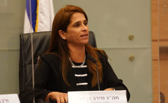 צפו: ההפתעה של מרב בן ארי לנציב הכבאות היוצא