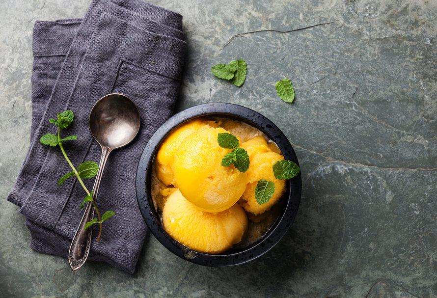 מה לעשות עם פירות רכים? מתכון לסורבה בייתי בקלות