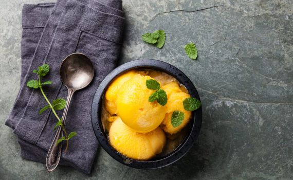 מה לעשות עם פירות רכים? מתכון לסורבה בייתי בקלות