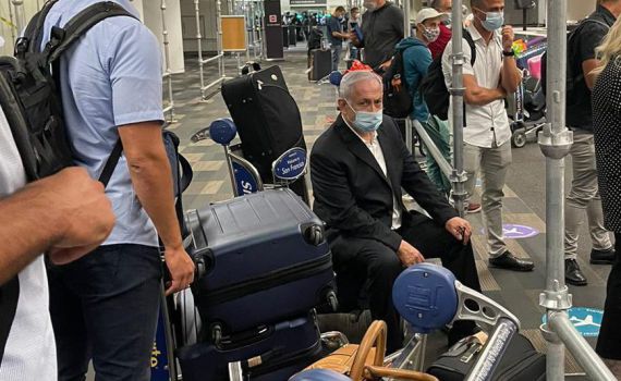 גם כשהוא על ארגזים: אל תמהרו להספיד את נתניהו