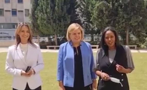 צפו: השרות מציעות בייביסיטר למרב מיכאלי