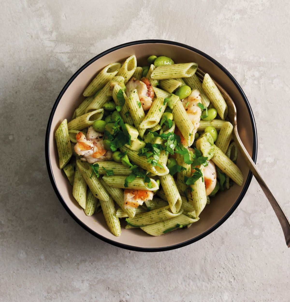 ארוחה במנה: סלט פסטה פסטו עם אדממה ועוף צלוי