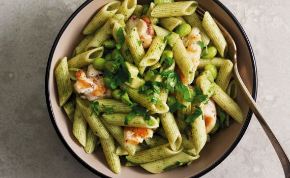 ארוחה במנה: סלט פסטה פסטו עם אדממה ועוף צלוי