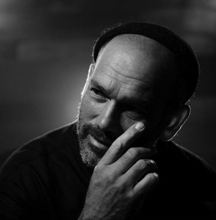 אקרא ליופי: הסינגל החדש של יונתן רזאל