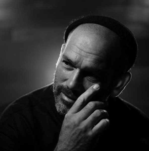 אקרא ליופי: הסינגל החדש של יונתן רזאל