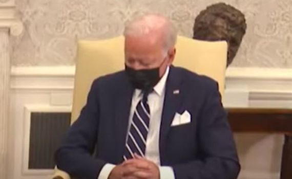 אחת ולתמיד: האם ביידן באמת נרדם בפגישה? צפו