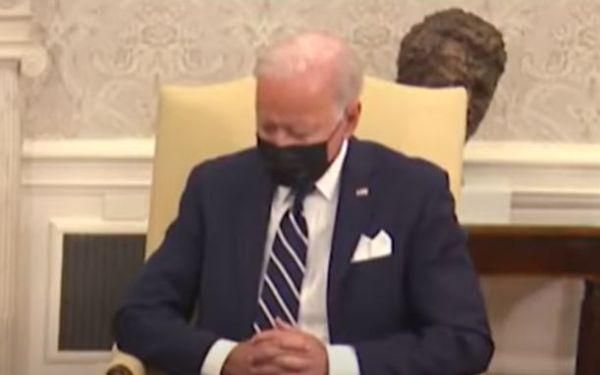 אחת ולתמיד: האם ביידן באמת נרדם בפגישה? צפו