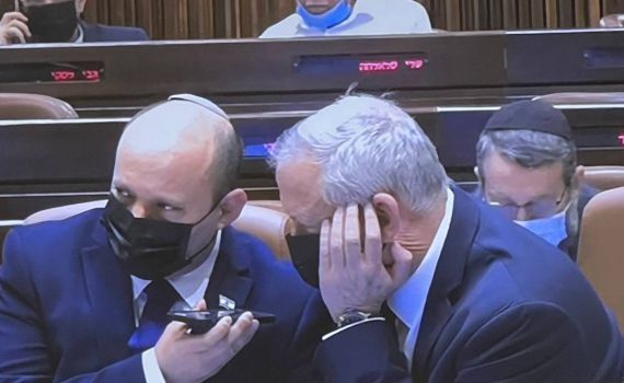 על ספיקר במליאה: בנט וגנץ מקבלים עדכון בטחוני. צפו