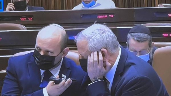 על ספיקר במליאה: בנט וגנץ מקבלים עדכון בטחוני. צפו