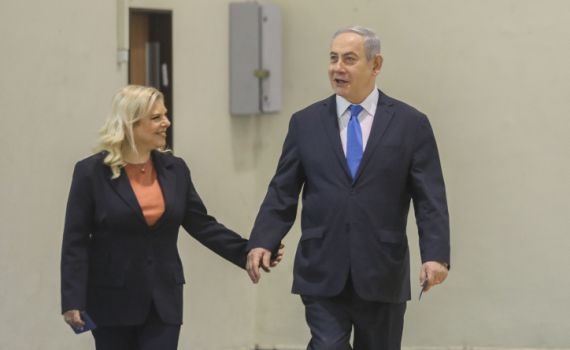 "אני מודאג": מה עשה הזוג נתניהו בביתו של מיקי לוי?