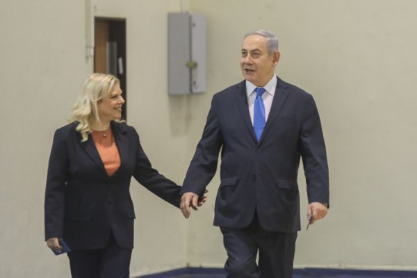 "אני מודאג": מה עשה הזוג נתניהו בביתו של מיקי לוי?