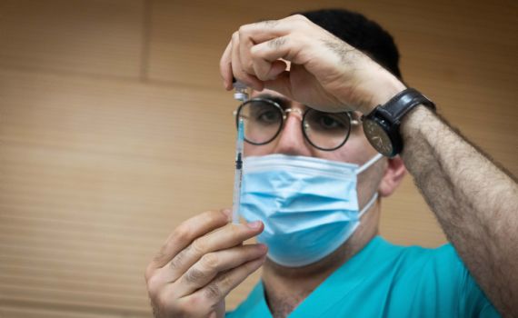 סמנכ"ל שערי צדק: "לא מוסרי לקבל חיסון שלישי"