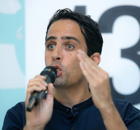 עיתונאי חדשות 13 נגד נפתלי בנט: "זה אותו בנט"