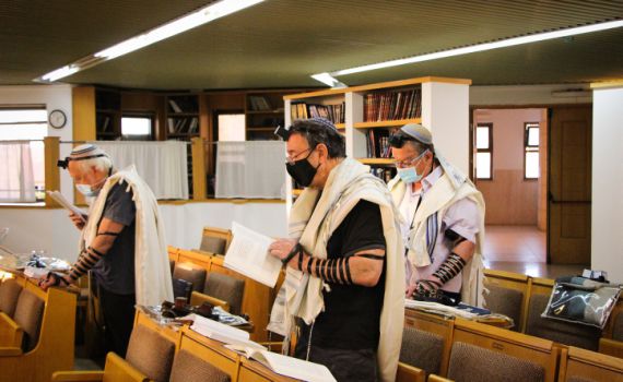 פסק הלכה: אסור למתנגדי חיסונים להכנס לבית כנסת