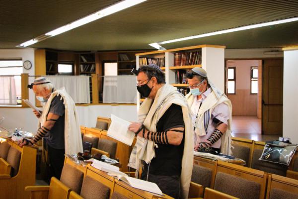 פסק הלכה: אסור למתנגדי חיסונים להכנס לבית כנסת