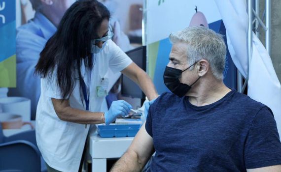 לפיד אחרי החיסון: ככל שיותר יתחסנו, פחות ימותו