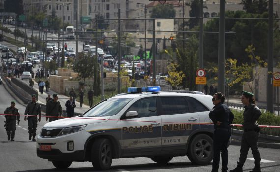 ערבי פרץ לבית של יהודי בשייח' ג'ארח ונורה ברגלו