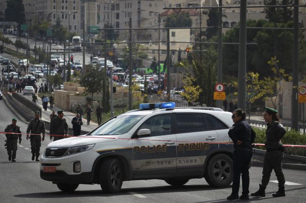 ערבי פרץ לבית של יהודי בשייח' ג'ארח ונורה ברגלו