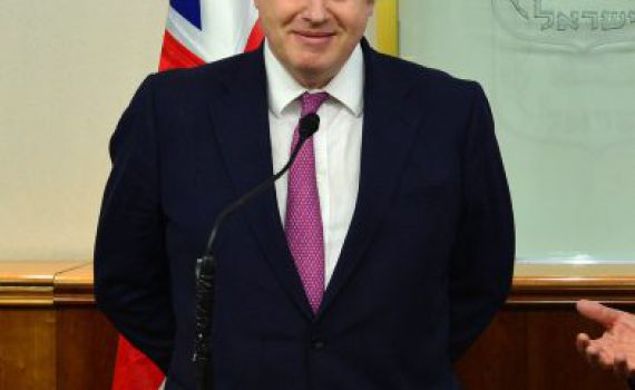 חבר פרלמנט ראשון נכנס למרוץ להחלפת ג'ונסון