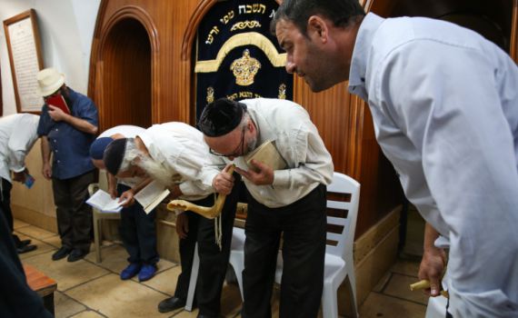 לרגל הימים הנוראים: מכשיר מציל חיים בבית כנסת