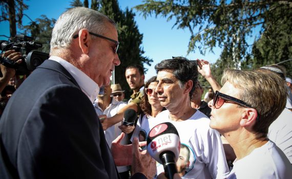 "אם רק גנץ היה נלחם על הבנים כמו על הפנסיות"