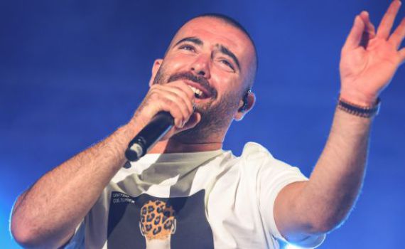 מוכנים להתמכר? עומר אדם מפתיע עם 3 שירים חדשים