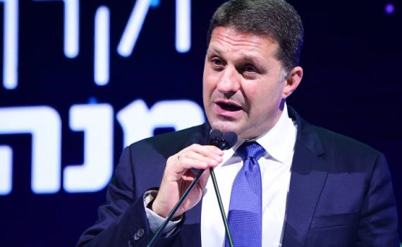 מקורבו של נתניהו מאשים אותו בבריחתם של סער ובנט