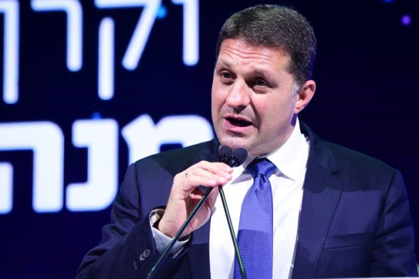 מקורבו של נתניהו מאשים אותו בבריחתם של סער ובנט