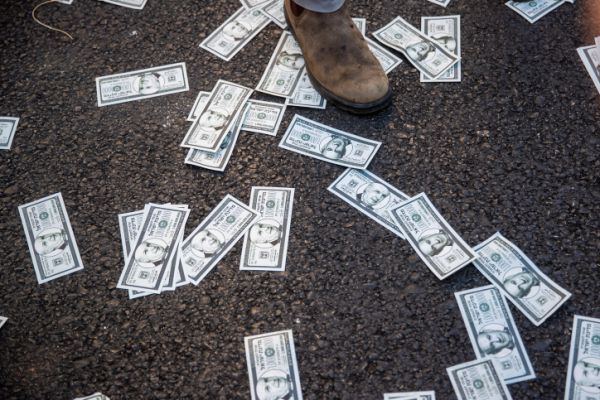 כי השוחד יעוור עיני מגזרים