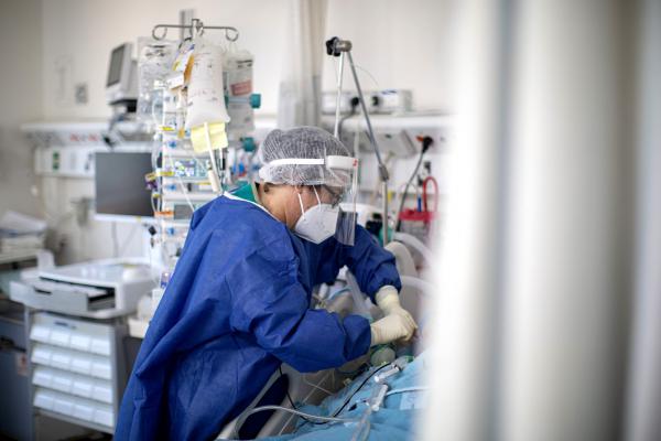 שניות לפני הזרקה: שוטרים נכנסו ועצרו את הרופאה