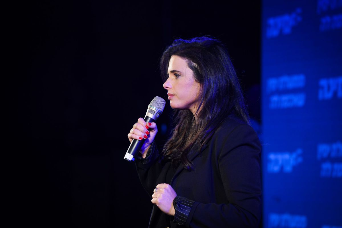 שקד מאיימת בתביעת דיבה נגד היועץ של ישראל גנץ