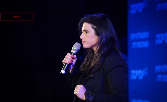 שקד מאיימת בתביעת דיבה נגד היועץ של ישראל גנץ