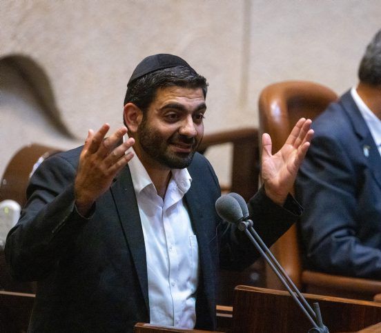 "נבקש מעומר אדם לבוא להיות חזן אצלנו בסליחות"