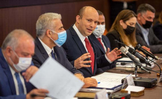 האם שותפיו של בנט מנסים להכשיל אותו?