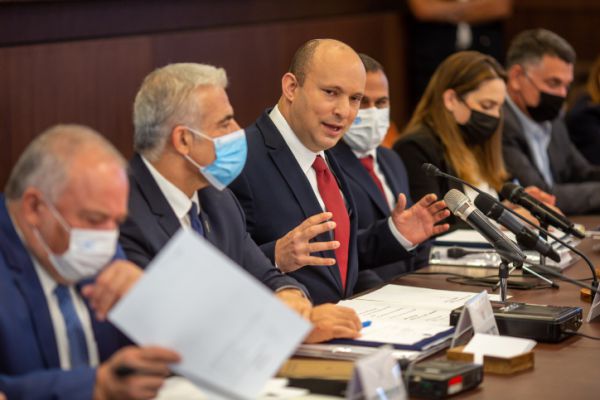 האם שותפיו של בנט מנסים להכשיל אותו?