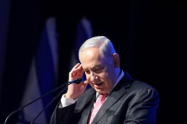 שטיח, חמוצים ופרגולה: נתניהו לועג לבנט