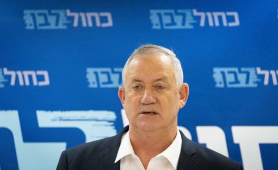 פרס לטרור: גנץ אישר חצי מיליארד שקל לאבו מאזן