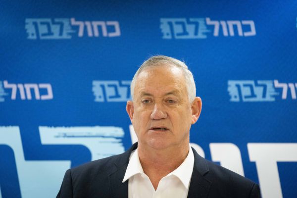 גנץ: "גם בנט מבין שצריך לחזק את אבו מאזן"