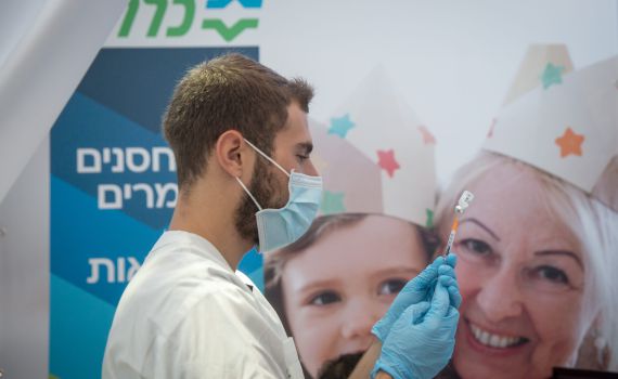 דיווח: האם התו הירוק ישלל מסרבני החיסון השלישי?