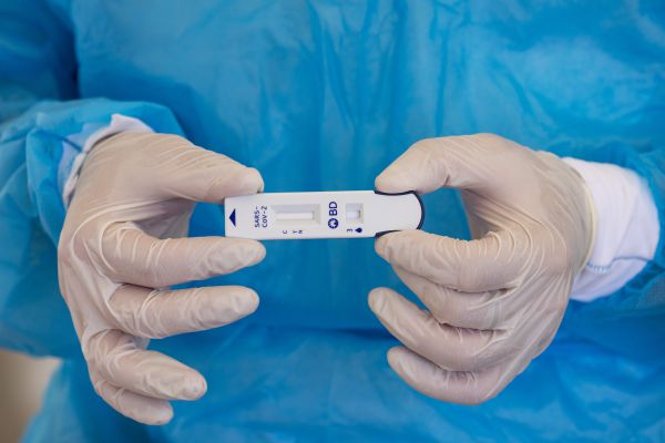 האם מותר לדווח על חולה שמסרב לשהות בבידוד?