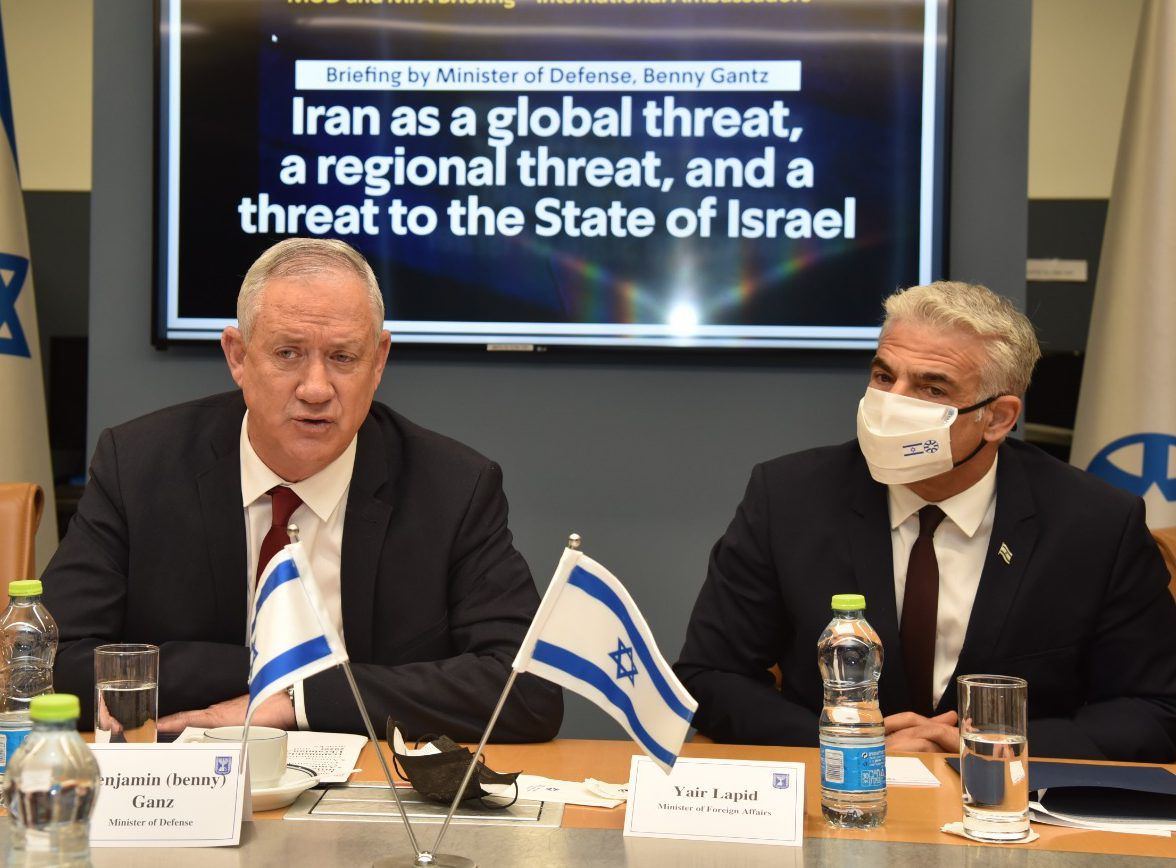 לפיד וגנץ חשפו את הבכיר האיראני האחראי לתקיפה