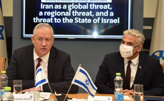 לפיד וגנץ חשפו את הבכיר האיראני האחראי לתקיפה