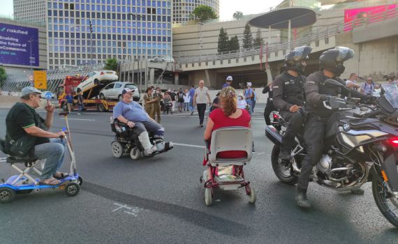 הנכים מפגינים בתל אביב: "דורשים את מה שמגיע לנו"